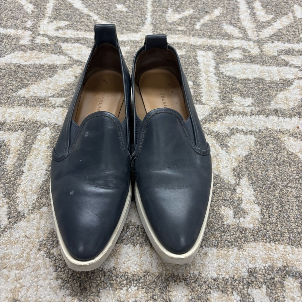 Everlane navy blue leather slip-on loafers 
#preppy 
#minimalist
#workshoes